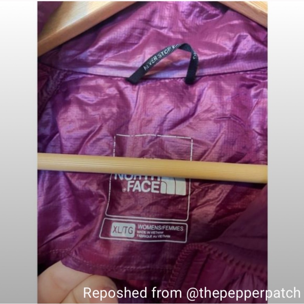 The North Face Women's Quilted Puffer Jacket in Magenta - Picture 10 of 10